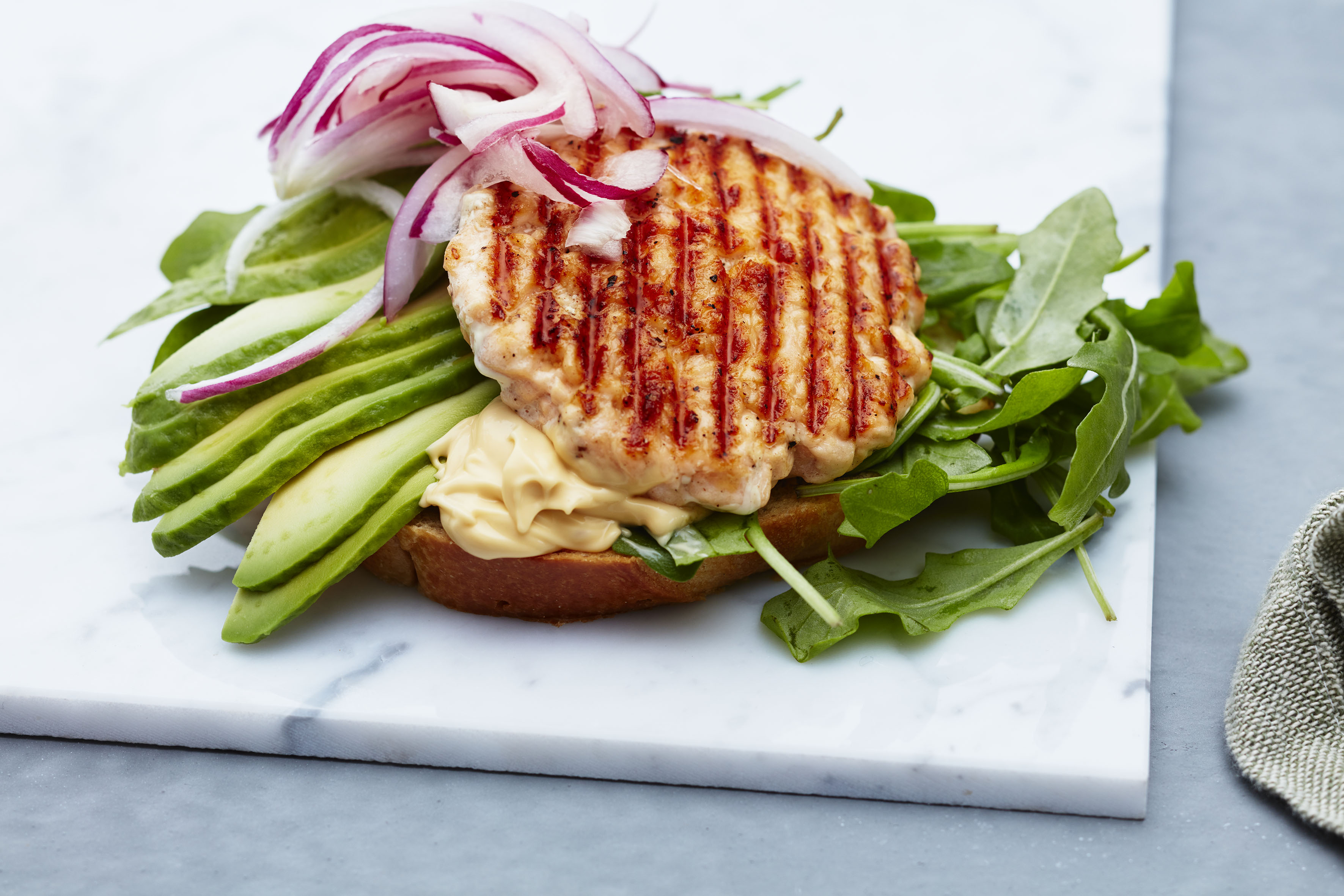 Laxburgare med syltad rödlök och soyamajonnäs 