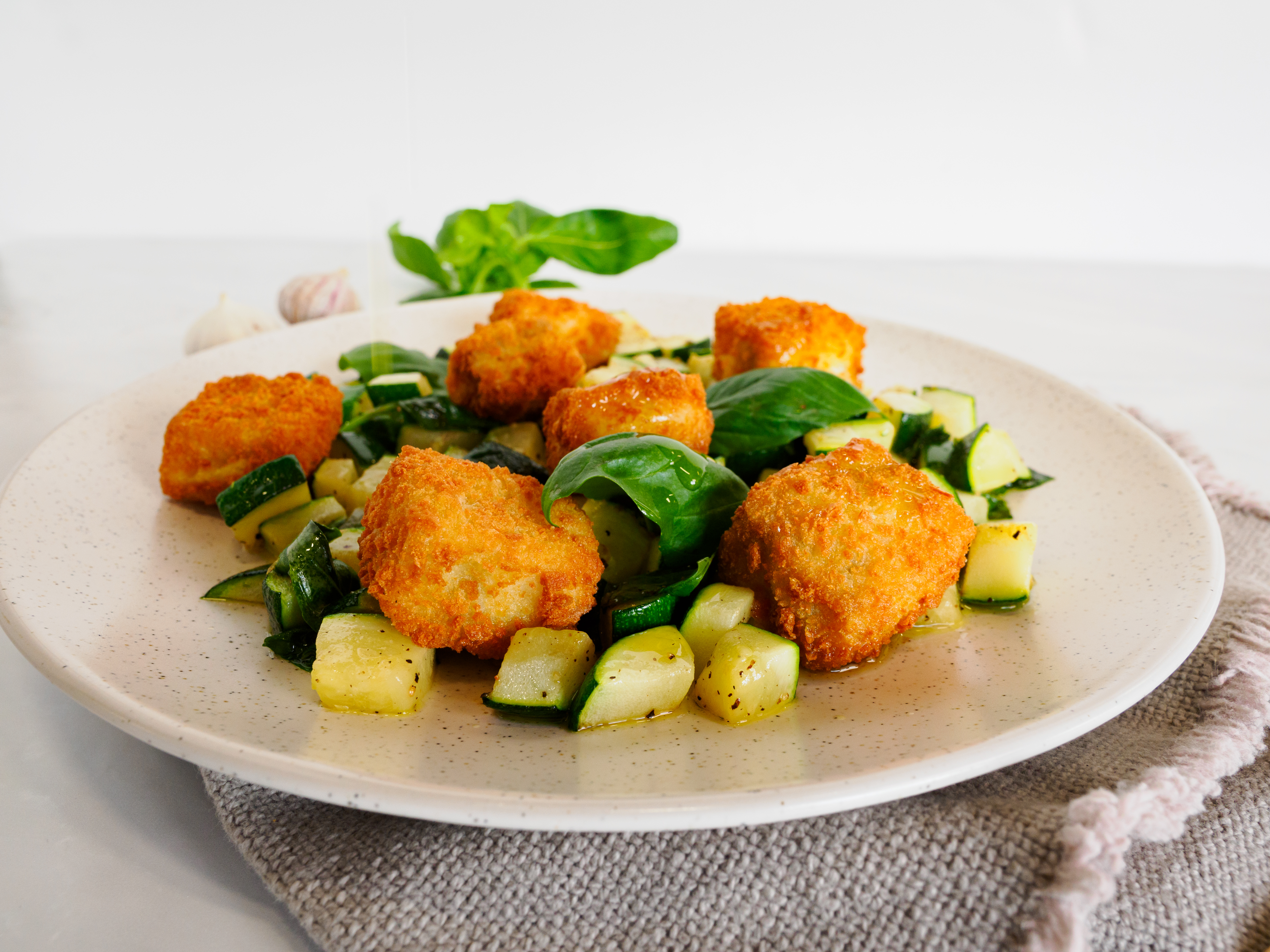 Sprøpanerte torsketerninger med squash, hvitløk og basilikum - Lerøy Seafood