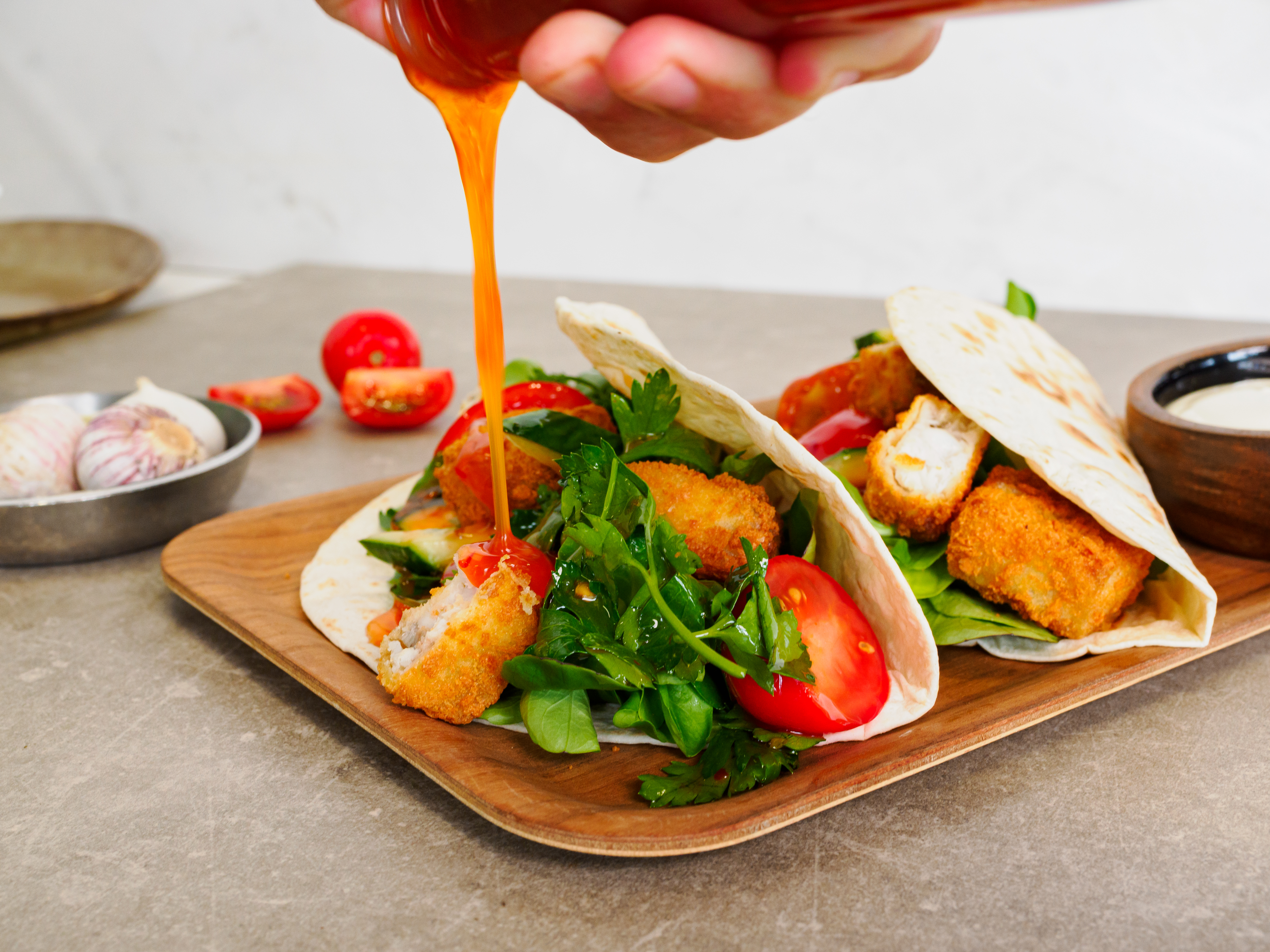 Crispy torsketerninger i wraps med sweet chili saus - Lerøy