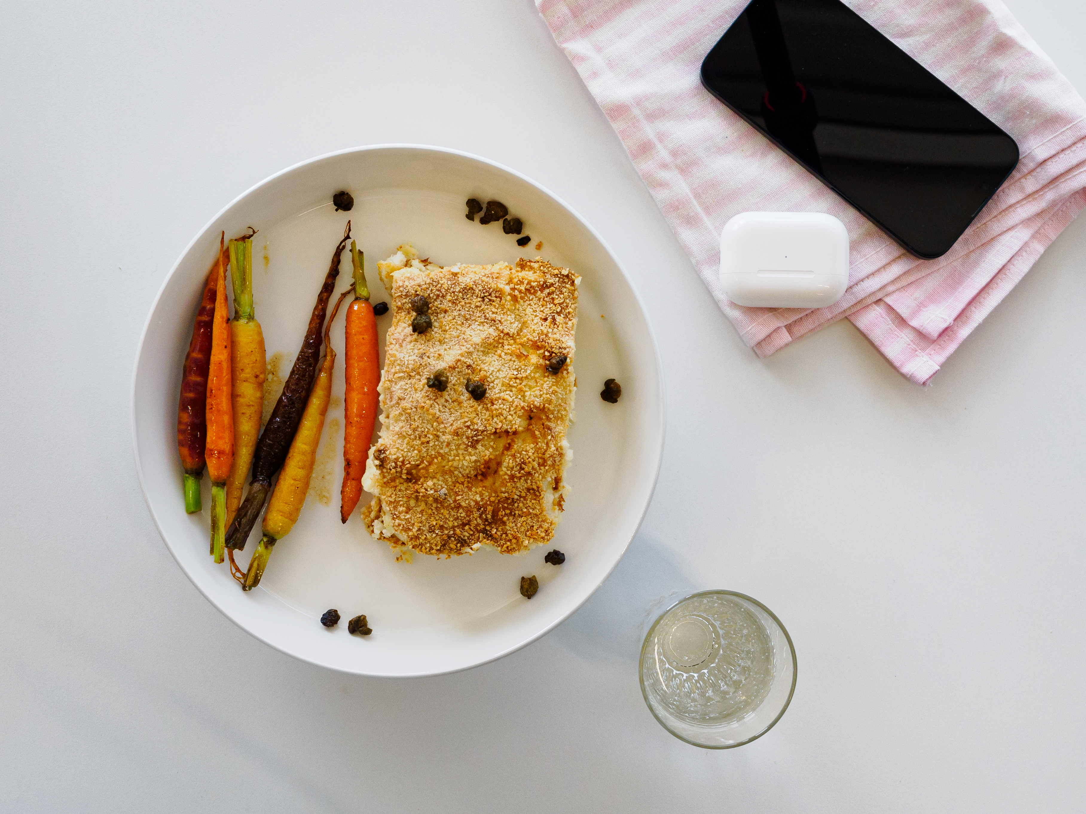 Honningglasserte gulrøtter og sprøstekte kapers til fiskegrateng