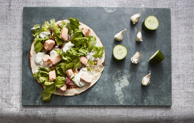 Laksewrap med salat og tzatziki