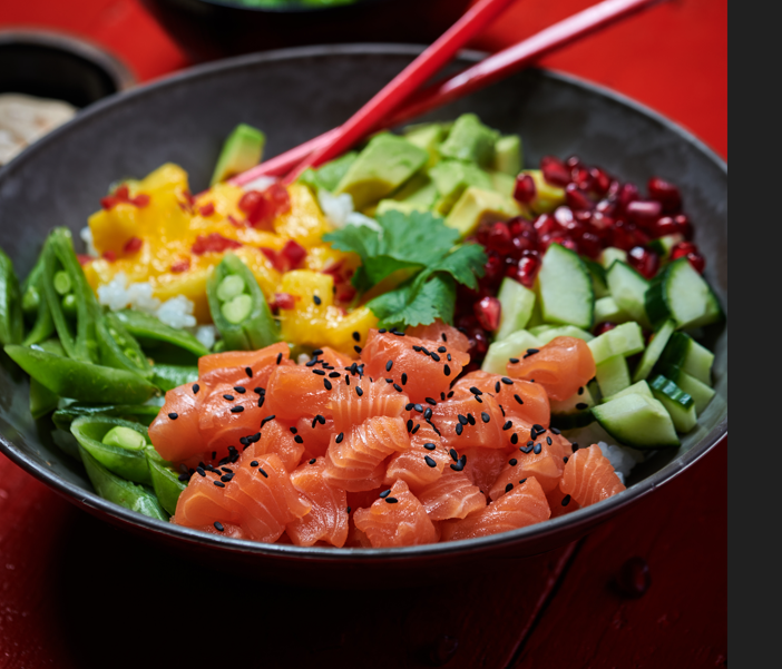 Poke bowl med laks i svart skål