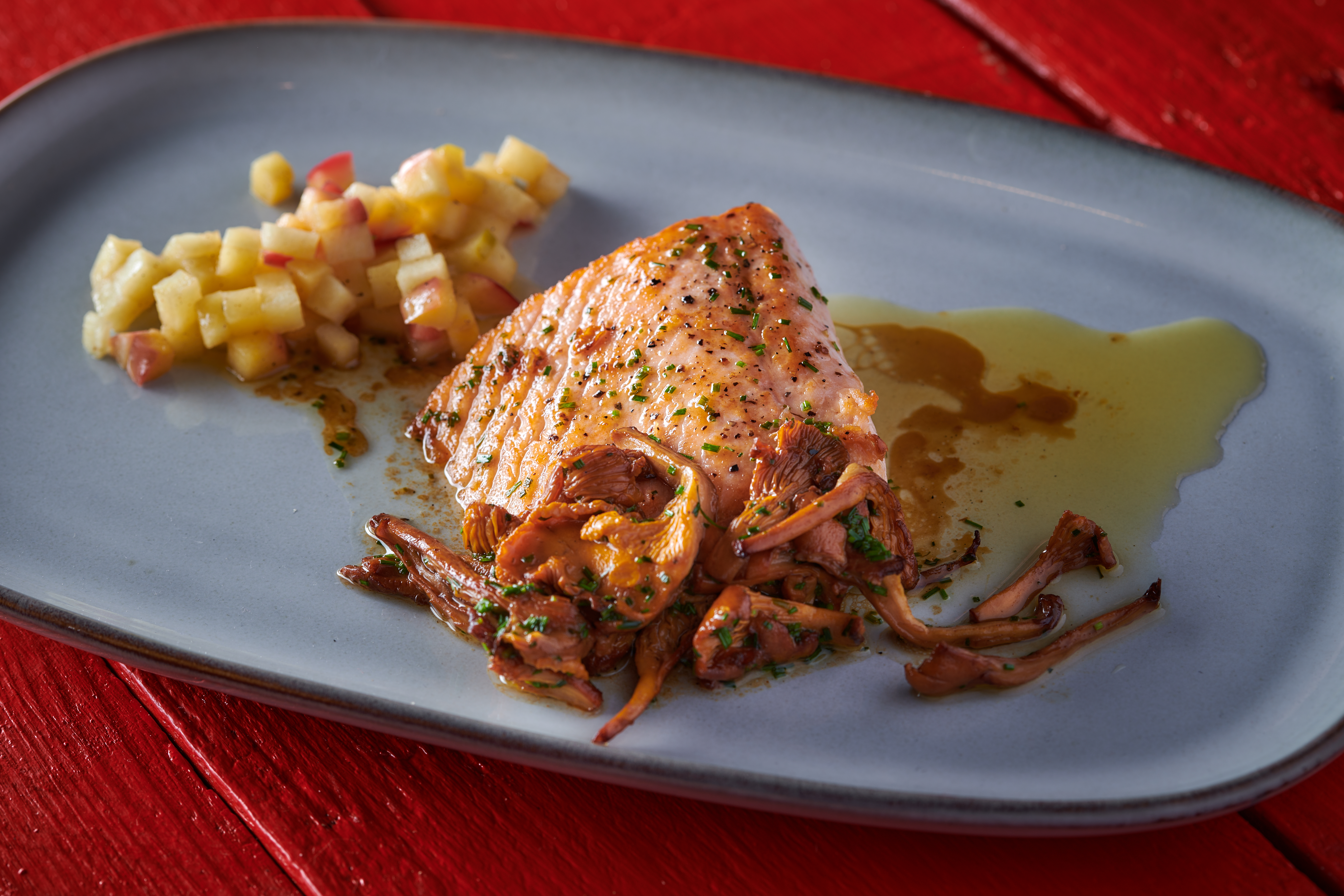 Pannestekt lakseloin med kantareller, karamelliserte epler og soyasmør