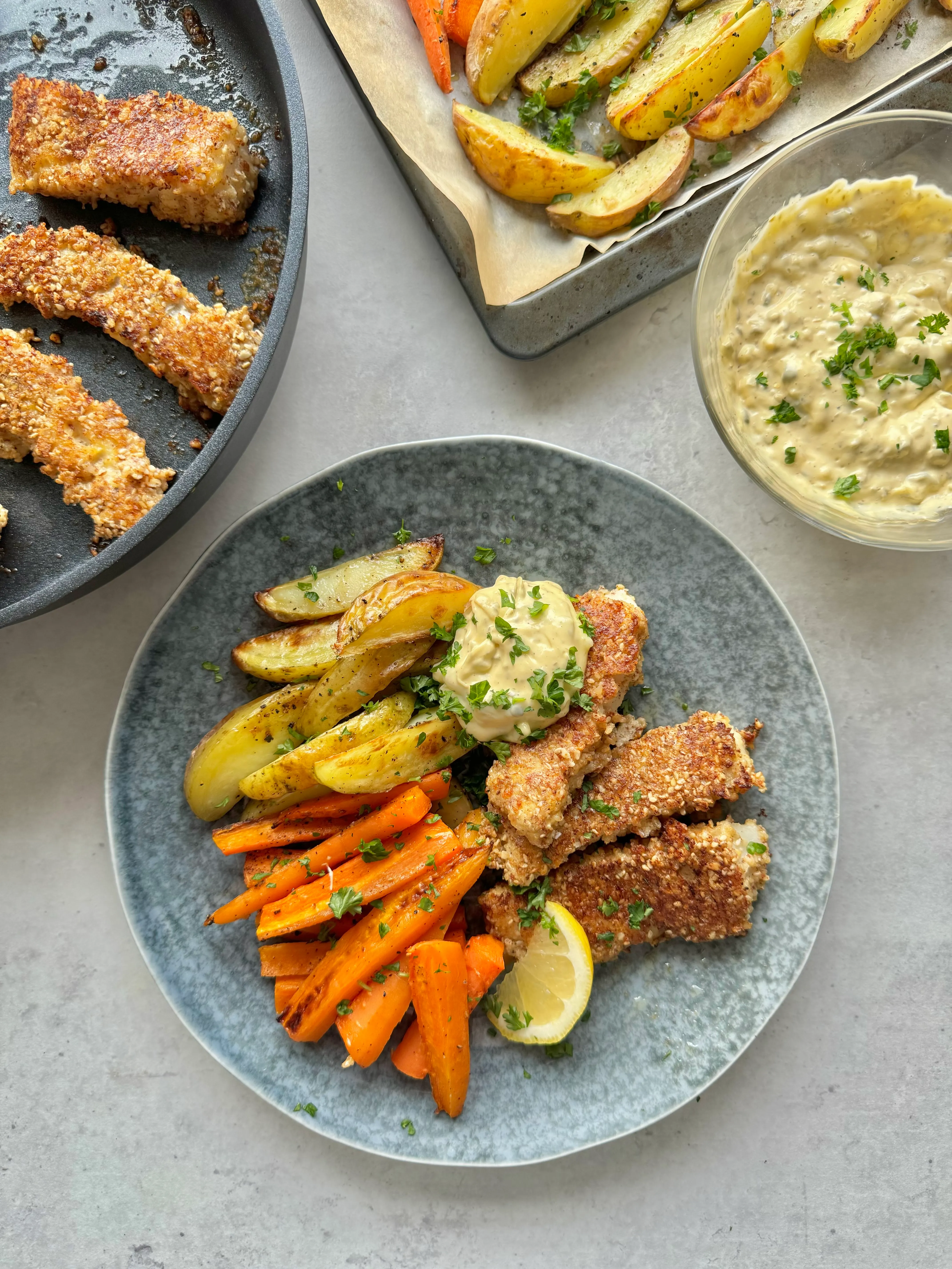 En tallerken med hjemmelagde fiskepinner av torsk