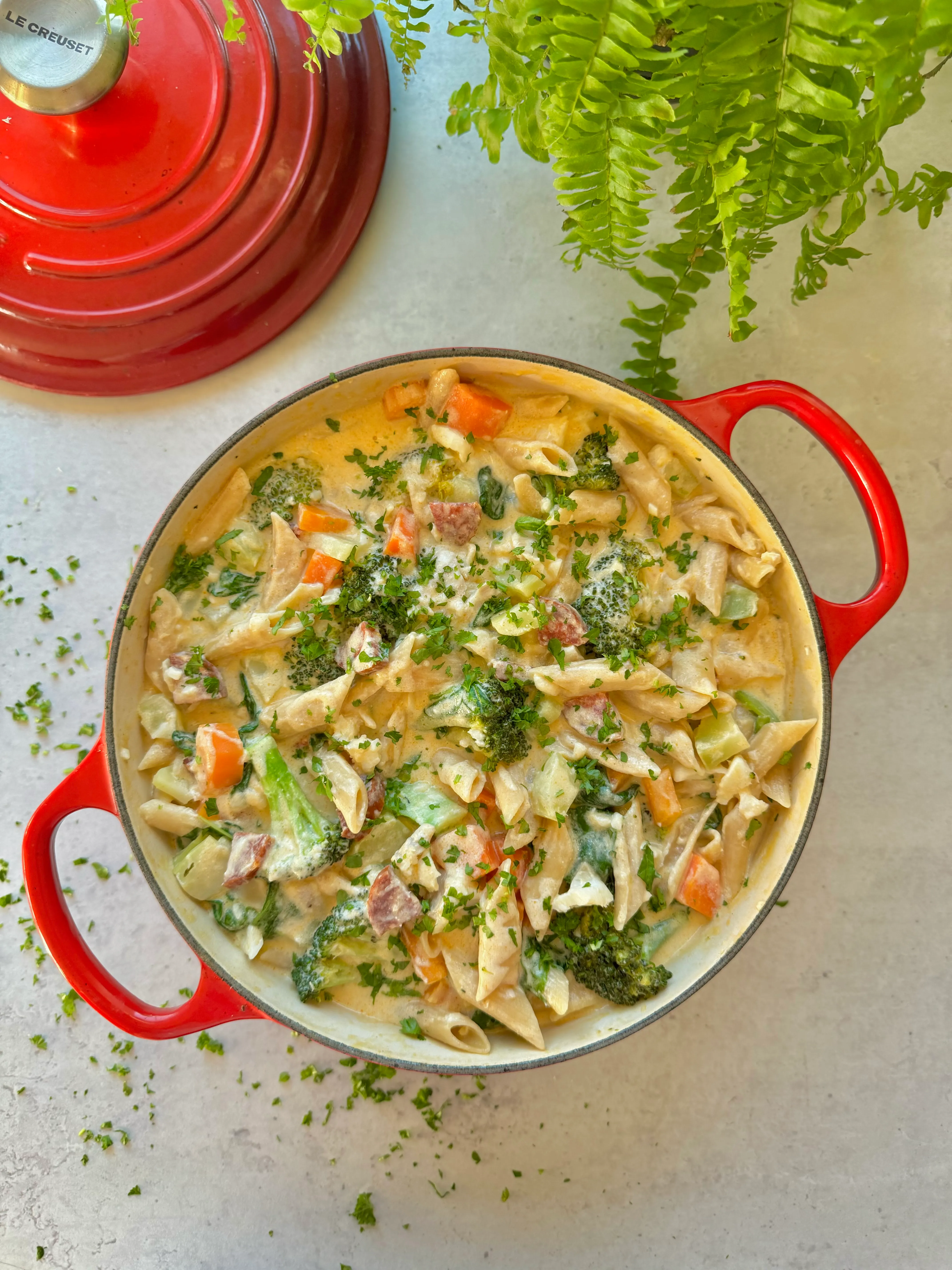 Kremet pastagryte med torsk og chorizo som står på et bord