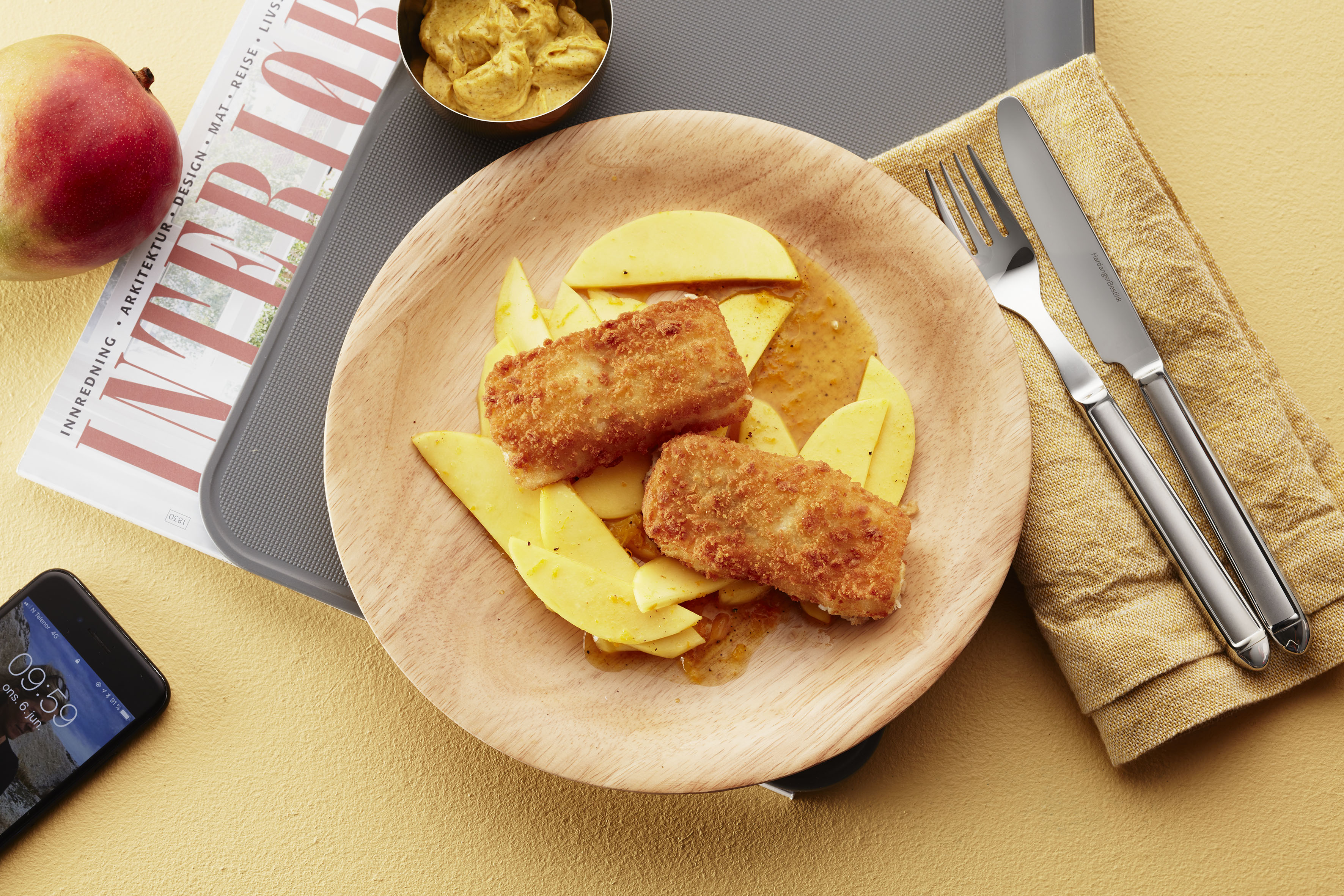 Sprøpanert torsk med karrimajones og mangosalat