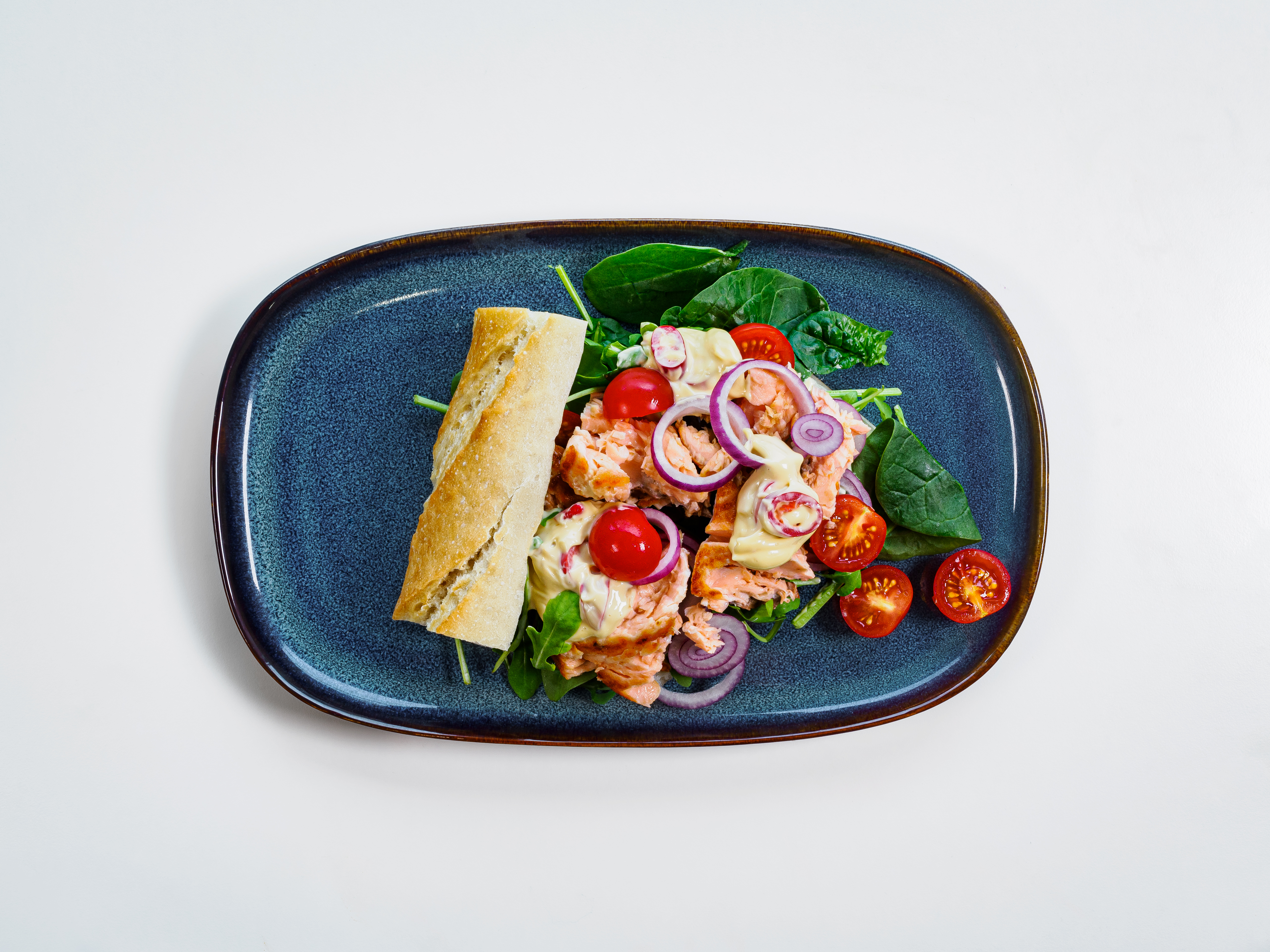 Tallerken med sandwich med stekt ørret og chilimajones